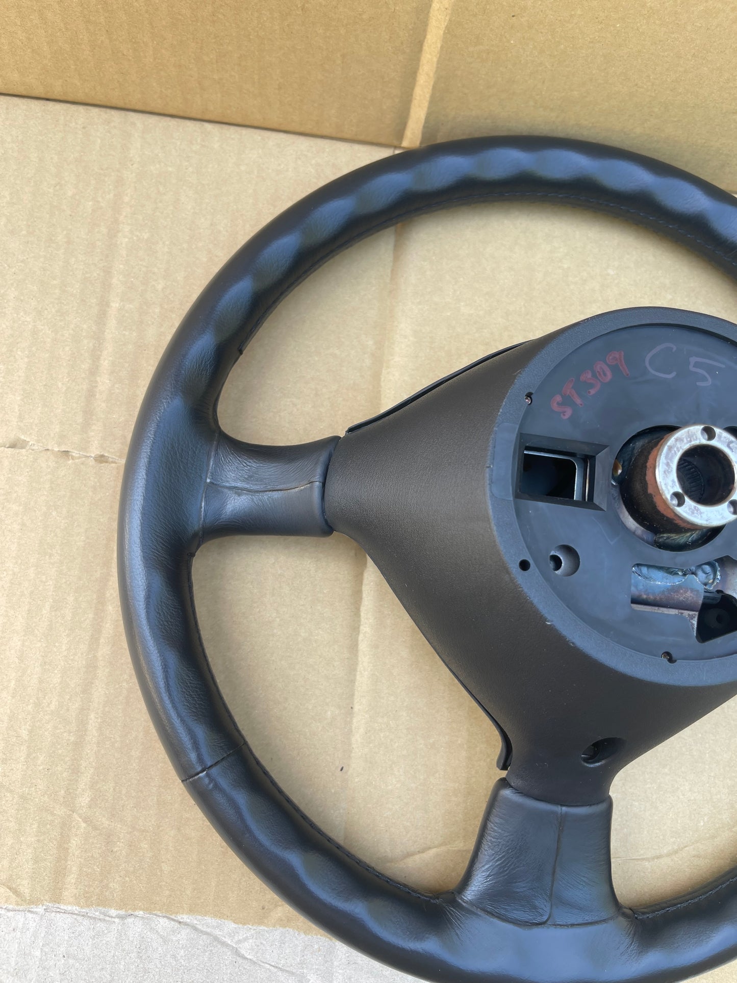 R33 SERIES 1 STEERING WHEEL IN NEAR NEW CONDITION