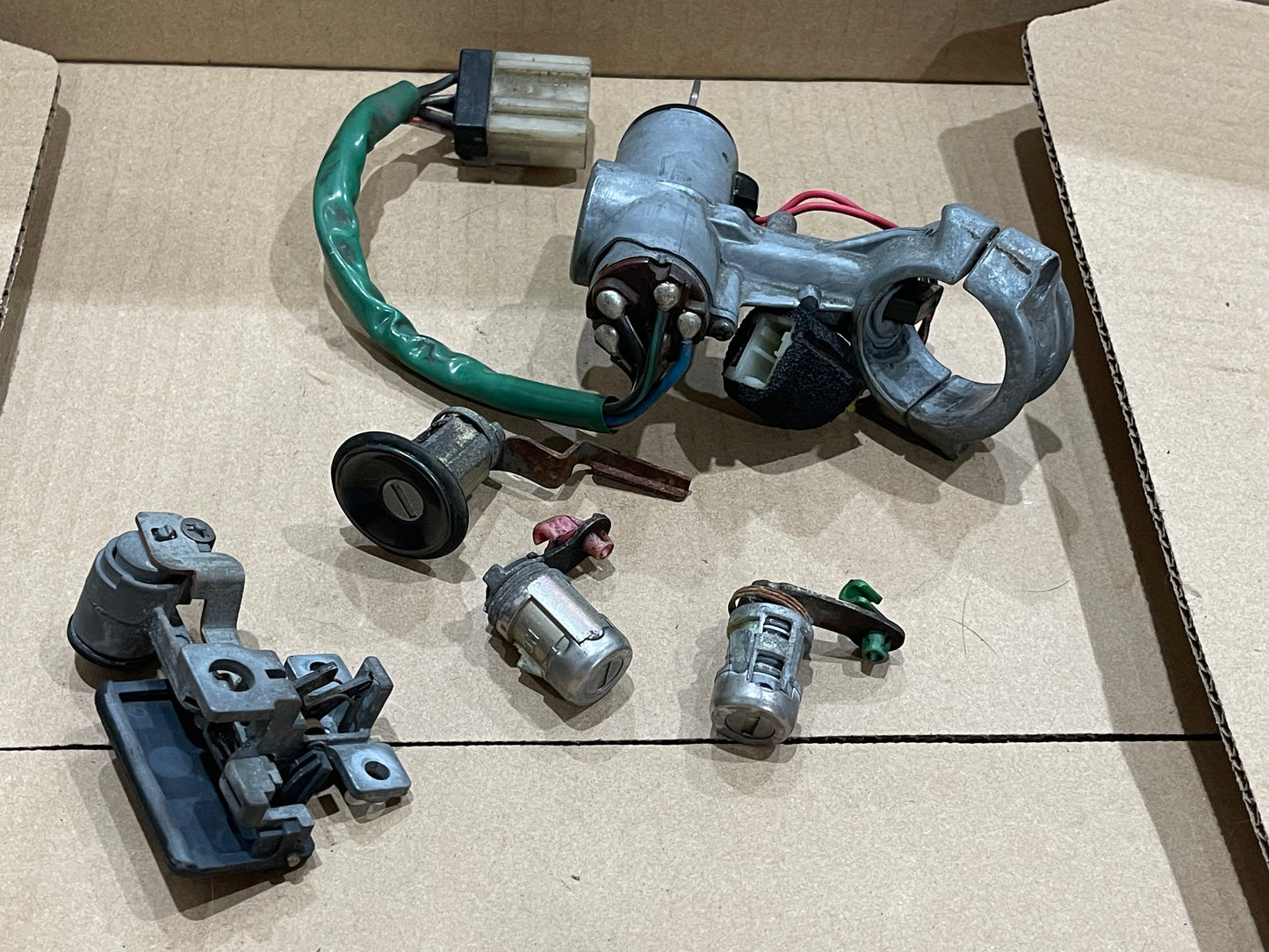 R32 SKYLINE IGNITION AND LOCK SET