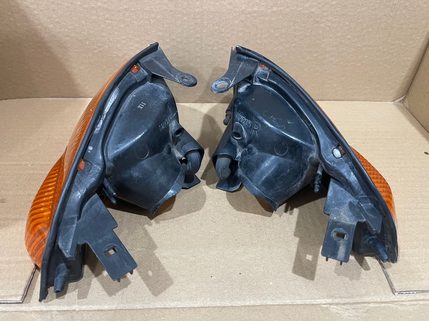 R32 OEM AMBER CORNER INDICATOR PAIR