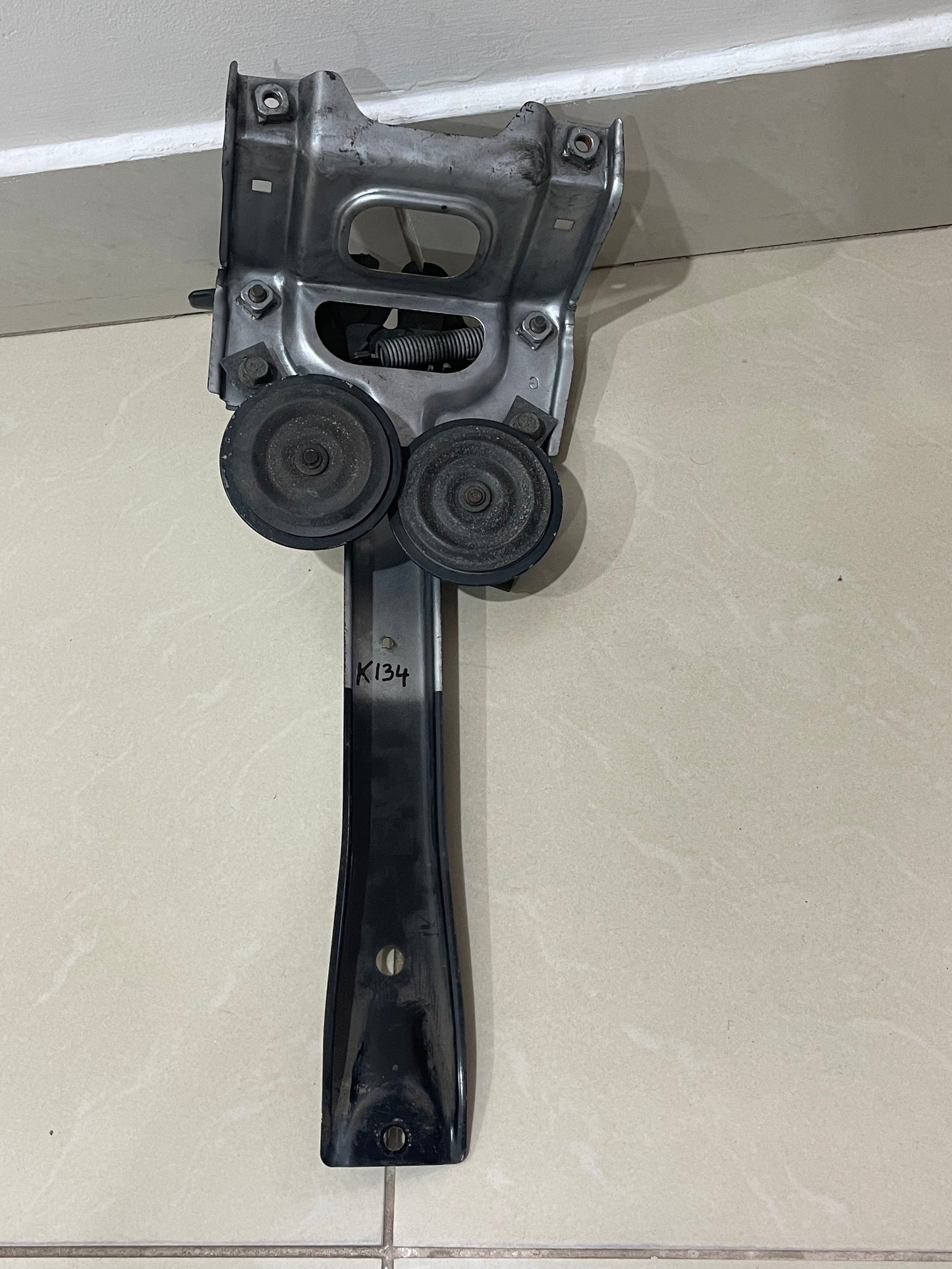 R32 GTR BONNETT LATCH AND SUPPORT