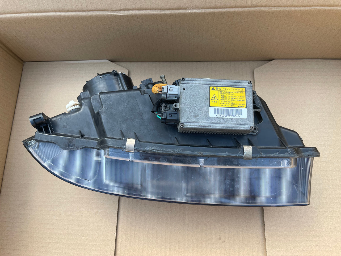 R34 SERIES 1 XENON HEDLIGHT
