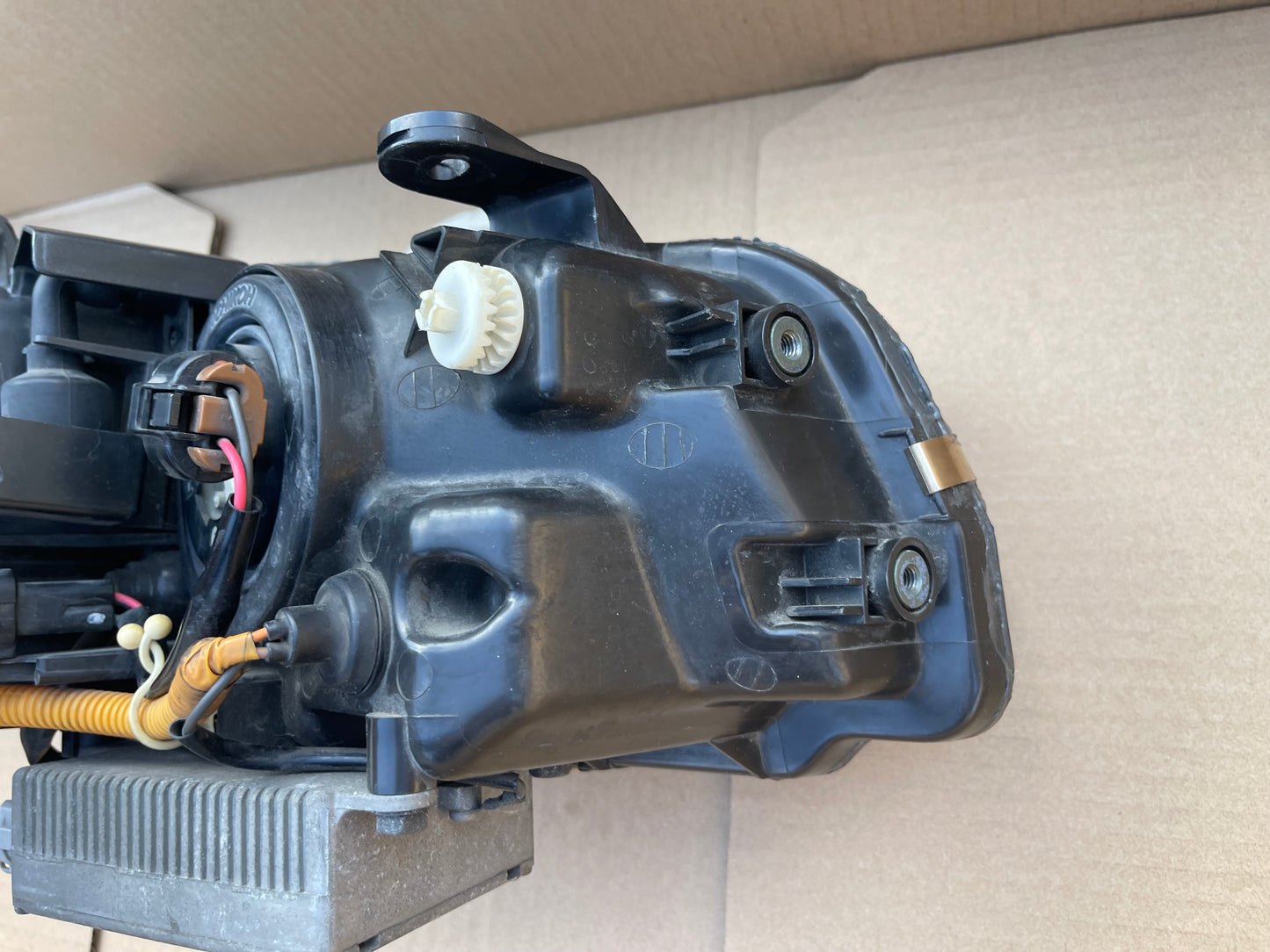R34 SERIES 1 XENON HEDLIGHT