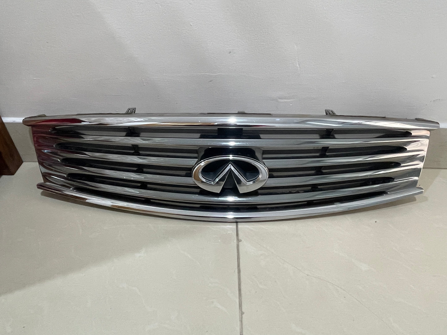 V36 SKYLINE INFINITY FRONT GRILL AND THE BADGE
