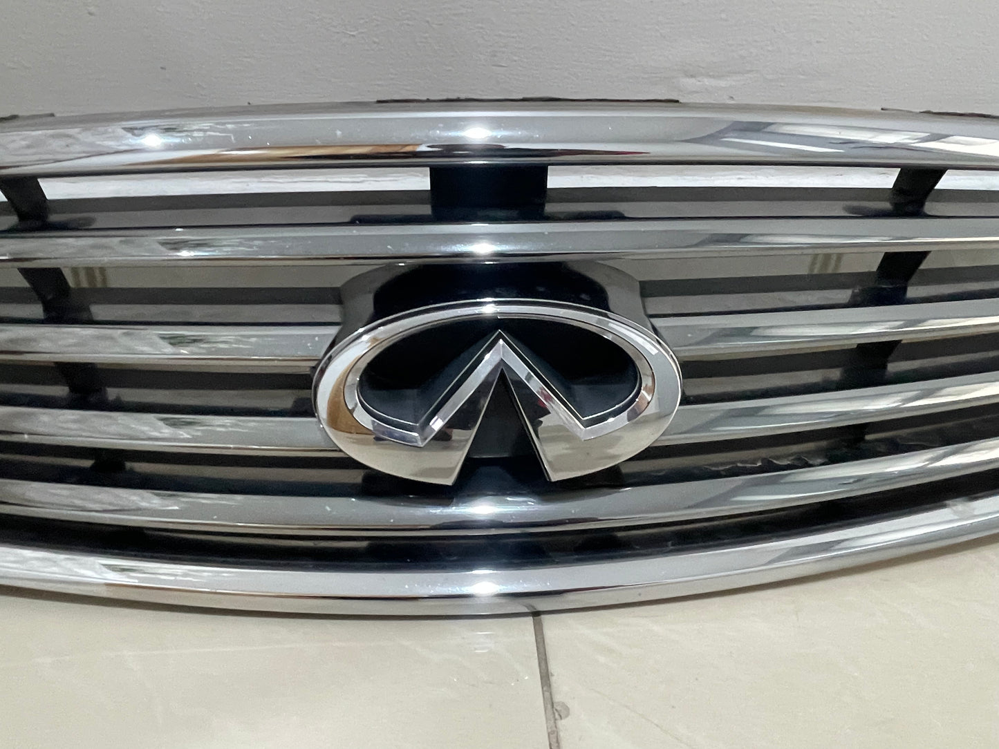 V36 SKYLINE INFINITY FRONT GRILL AND THE BADGE