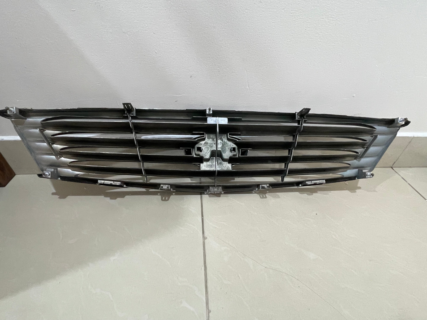 V36 SKYLINE INFINITY FRONT GRILL AND THE BADGE