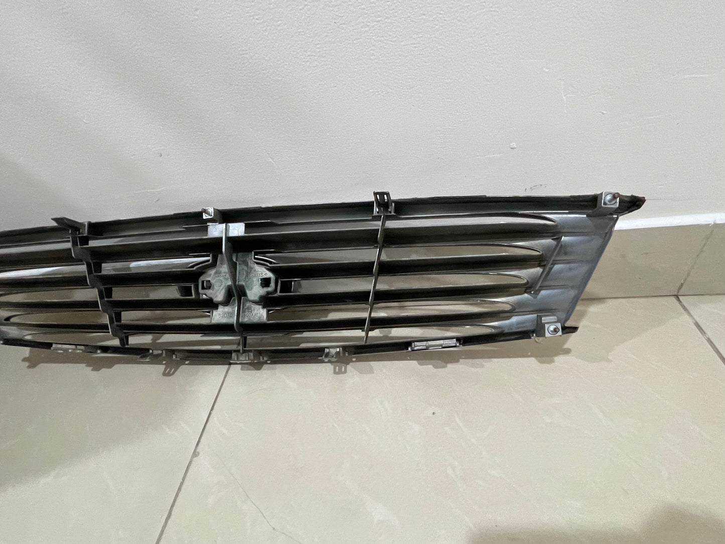 V36 SKYLINE INFINITY FRONT GRILL AND THE BADGE